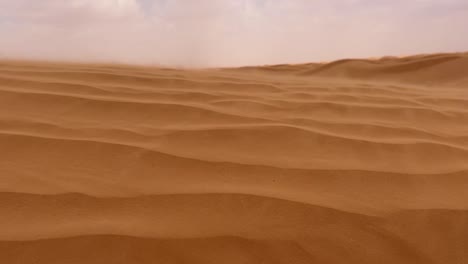 An-Windigen-Und-Bewölkten-Tagen-Weht-Sand-über-Die-Sandige-Wüstendüne-Der-Sahara