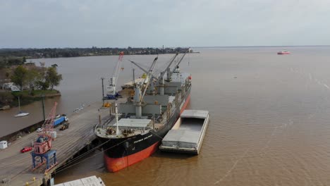 Self-unloading-bulk-carrier-Daiwan-Dolphin-unloading-sugar-in-port-of-Fray-Bentos