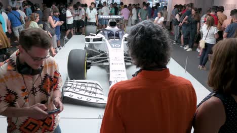 F1-Enthusiasten-Und-Besucher-Schauen-Und-Fotografieren-Den-F1-Rennwagen-Lotus-49,-Alpha-Tauri,-Während-Der-Weltweit-Ersten-Offiziellen-Formel-1-Ausstellung-Im-Ifema-Madrid