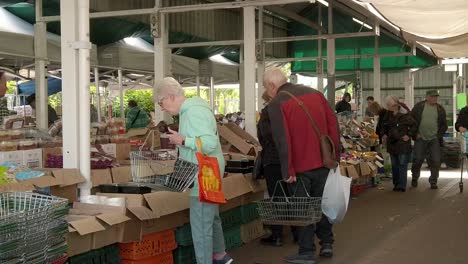 Rentner-Kaufen-Während-Der-Inflationskrise-Der-Lebenshaltungskosten-An-Marktständen-In-Der-Stadt-Lebensmittel-Ein