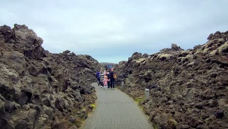 Entrada-A-La-Laguna-Azul-En-Islandia