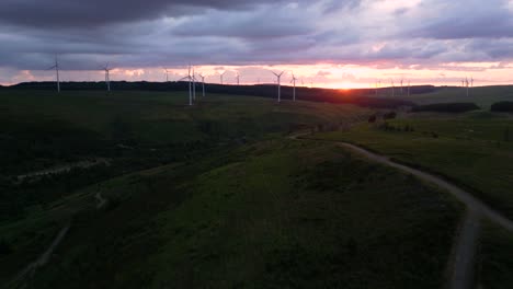 Luftaufnahmen-Eines-Windparks-Bei-Sonnenuntergang