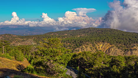 Timelapse-En-Chipre-Con-Exuberantes-Bosques-Verdes-Con-Nubes-Barriendo-Los-Cielos-Azules-Del-Mediterráneo