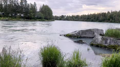 El-Río-Kenai-Fluye-En-Soldotna-Alaska.