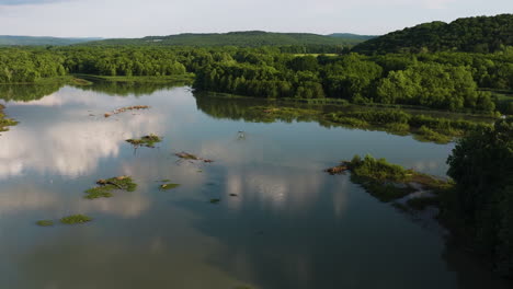 Tranquil-Scene-Of-Nature-At-Lake-Sequoyah-Near-Fayetteville,-Arkansas,-United-States