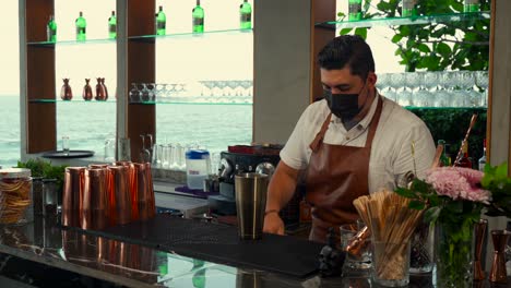 Mixólogo-Latino-Mexicano-Preparando-Helado-De-Batido-En-El-Bar-De-La-Playa-Restaurante-Espectáculo-Rutina-De-Estilo-Camarero-Coctelería-Bebida-Mar-Del-Lado-De-La-Bahía-Del-Caribe
