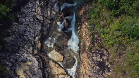 Luftaufnahme-über-Große-Felsstürze-Im-Mountain-Pine-Ridge-Forest-Reserve,-Belize