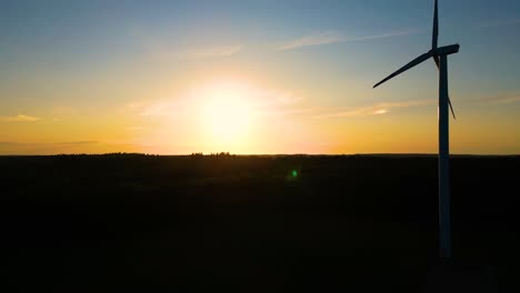Silhouette-Einer-Windmühle-In-Der-Sonne