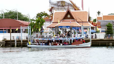 Boot,-Schiff,-Fähre,-Transport,-Senden,-Empfangen,-Passagier,-Reisende,-Menschen,-Die-Den-Fluss-Chao-Phraya-Zwischen-Der-Stadt-Pak-Kret-Und-Der-Kleinen-Insel-Koh-Kret-In-Thailand-überqueren
