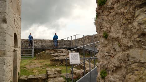 Turistas-Que-Visitan-El-Pueblo-De-Plomin-En-Croacia-Construido-Sobre-Ruinas-Romanas