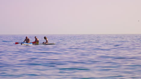People-on-kayak-and-paddle-boards