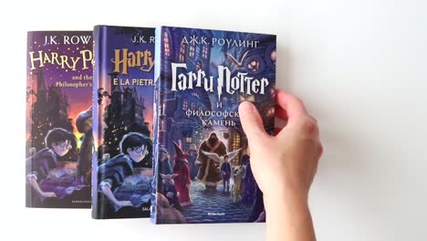 Harry-Potter-Bücher-In-Verschiedenen-Sprachen-Nebeneinander-Platziert