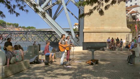Outdoor-Band-Spielt-Auf-Der-Straße-In-Vila-Nova-De-Gaia,-Portugal-–-Schwenk