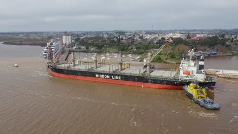Self-unloading-bulk-carrier-Daiwan-Dolphin-arriving-in-port-of-Fray-Bentos