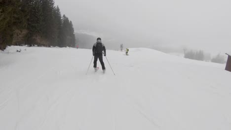 Skifahren-Von-Den-Pisten-In-Pec-Pod-Snezkou,-Tschechische-Republik