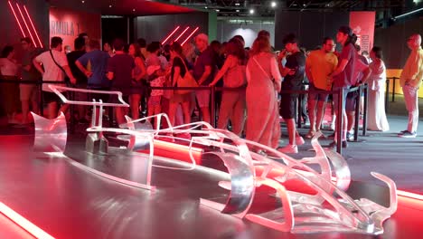 Besucher-Kommen-Und-Stehen-Schlange,-Um-Die-Weltweit-Erste-Offizielle-Formel-1-Ausstellung-Im-Ifema-Madrid-Zu-Betreten