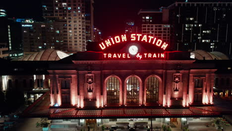 Aerial-view-rising-in-front-of-the-Union-station,-night-in-Denver-city,-Colorado,-USA