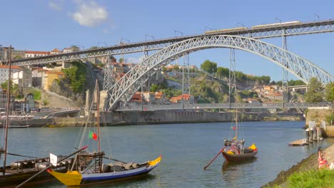 Rabelo-Boote-Liegen-Am-Fluss-In-Porto,-Portugal---Schwenken