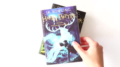 Harry-Potter-Bücher-übereinander-Gestapelt