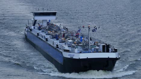 Der-Tanker-Union-XIV-In-Moerdijk-Auf-Dem-Weg-Zum-Hafen-Von-Rotterdam,-Niederlande