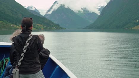 Touristen-Beobachten-Den-Weit-Entfernten-Boyabreen-Gletscher-In-Den-Bergen,-Während-Sie-Mit-Einem-Boot-Durch-Den-Fjaerlandsfjord-Fahren---Norwegen
