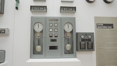 Exposición-De-Relojes-Dentro-Del-Museo-Técnico-Nacional-De-Praga,-República-Checa,-Que-Presenta-Una-Colección-De-Relojes-De-Diversas-épocas-Y-Estilos.