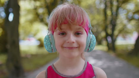 Porträt-Eines-Sportlichen-Sportläufer-Kind-Mädchen-Trainings,-Das-Lieblingsmusiklied-über-Kopfhörer-Hört