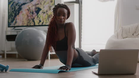 Mujer-Negra-Flexible-Practicando-Deporte-Durante-El-Entrenamiento-Matutino-De-Yoga