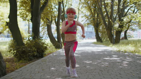 Athletische-Fitness-Sport-Läufer-Mädchen-Kind-Training-Marathonlauf,-Musik-Hören-über-Kopfhörer-Im-Park