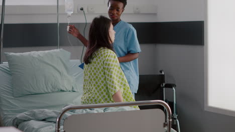 Afroamerikanische-Assistentin,-Die-Eine-Hospitalisierte-Kranke-Frau-Mit-Atemwegserkrankungen-überwacht