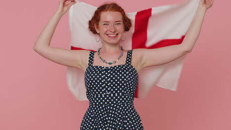 Mujer-Joven-Feliz-Ondeando-Bandera-Británica,-Mirando-Sonriendo-A-La-Cámara,-Celebrando-El-Día-De-La-Independencia