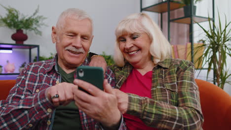 Erstaunte-ältere-Großeltern-Nutzen-Ihr-Mobiles-Smartphone-Und-Erhalten-Eine-Gute-Nachricht,-Schockiert-über-Den-Plötzlichen-Sieg