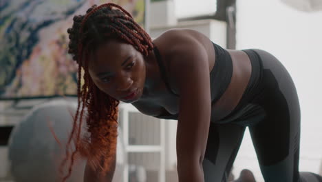 Mujer-Atleta-Con-Piel-Negra-Haciendo-Ejercicio-De-Tabla-En-El-Mapa-De-Yoga