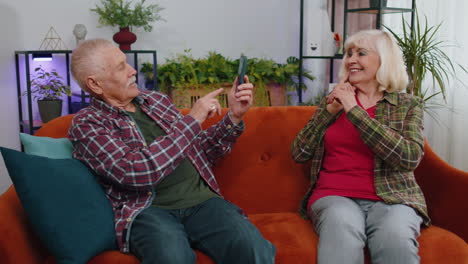 Old-senior-elderly-family-couple-grandparents-man-woman-making-photo-on-smartphone-for-social-media