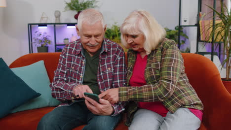 Amazed-senior-grandparents-use-mobile-smartphone-receive-good-news-message-shocked-by-sudden-victory