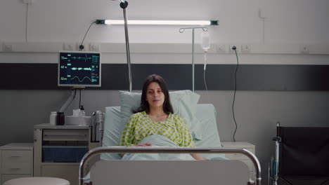 Patient-Mit-Nasalem-Sauerstoffschlauch-Und-Blick-In-Die-Kamera-Im-Bett