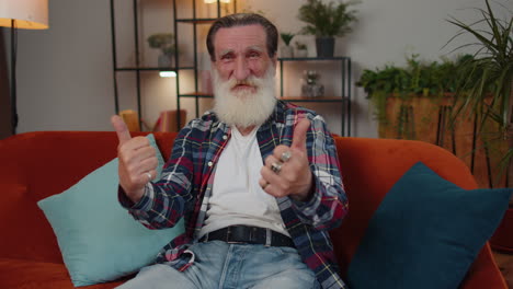 Happy-senior-old-grandfather-man-looking-approvingly-at-camera-showing-thumbs-up,-like-positive-sign