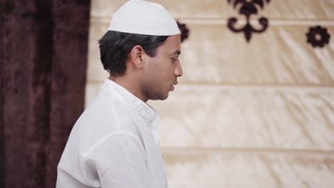Indian-muslim-man-ending-Ramadan-prayer