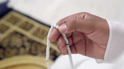 Muslimischer-Mann-Betet-Perlen-Zu-Allah