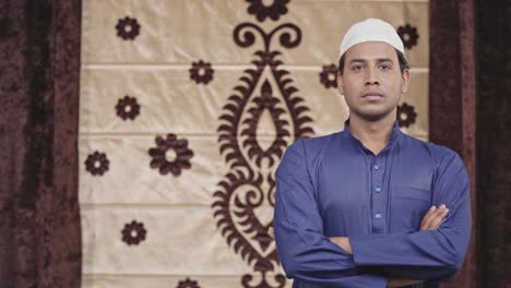 Selbstbewusster-Muslimischer-Mann,-Der-Mit-Gekreuzten-Händen-Und-Copyspace-Steht