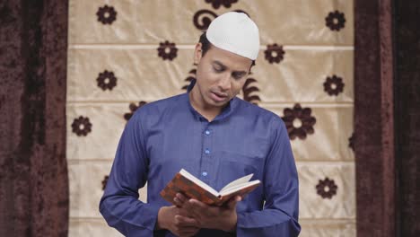 Hombre-Musulmán-Indio-Leyendo-Un-Libro