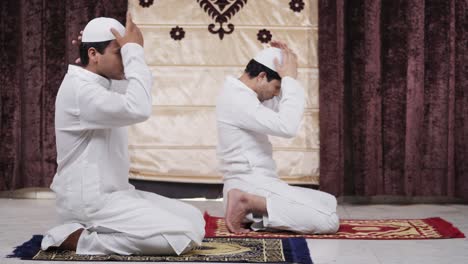 Muslim-men-getting-ready-for-Ramadan-rituals