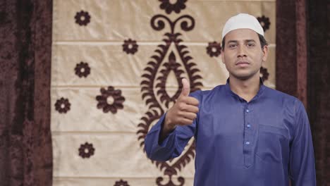 Hombre-Musulmán-Mostrando-Los-Pulgares-Hacia-Arriba-Con-Copyspace