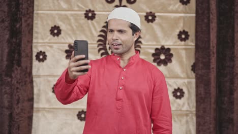 Glücklicher-Muslimischer-Mann,-Der-Mit-Jemandem-In-Einem-Videoanruf-Spricht