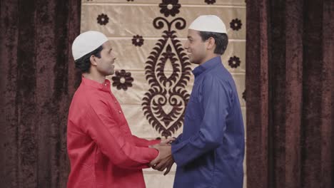 Zwei-Indische-Muslimische-Männer-Umarmen-Sich