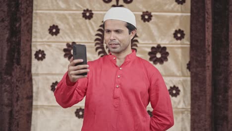 Hombre-Musulmán-Hablando-En-Una-Videollamada
