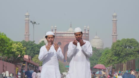 Muslimische-Männer-Beten-Vor-Einer-Jama-Moschee-In-Delhi,-Indien