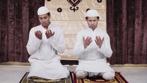 Muslim-men-doing-rituals-of-Ramadan-prayer