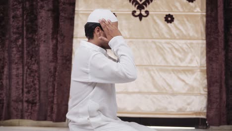 Indian-man-getting-ready-for-Ramadan-prayers