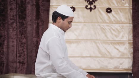 Hombre-Musulmán-Indio-Preparándose-Para-Leer-Namaz